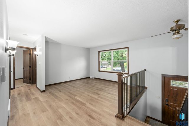 213 N Meyer Ln Lane, Sioux Falls, SD 57103