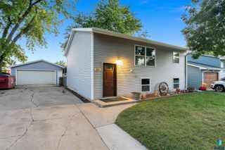 213 N Meyer Ln Lane, Sioux Falls, SD 57103