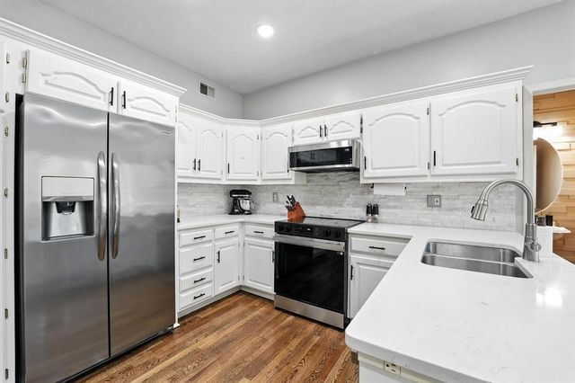 5136 NE Ash Grove Drive, Lee's Summit, MO 64064