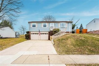 209 Glenmore Dr, Moon/crescent Twp, PA 15108