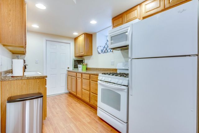 931 W NEWPORT Avenue 1, Chicago, IL 60657