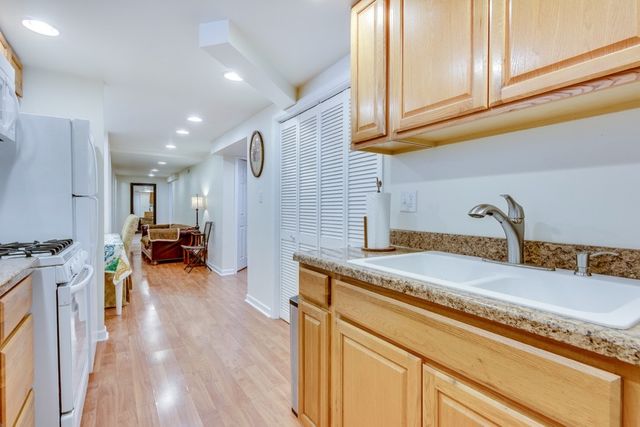 931 W NEWPORT Avenue 1, Chicago, IL 60657