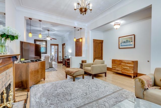 931 W NEWPORT Avenue 1, Chicago, IL 60657