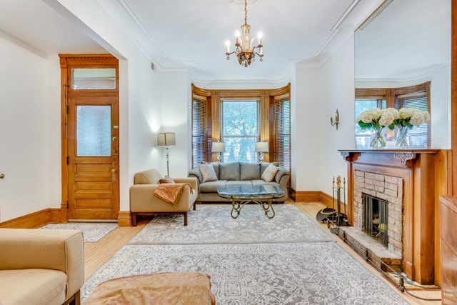 931 W NEWPORT Avenue 1, Chicago, IL 60657