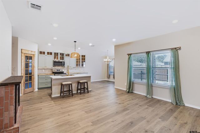 1206 Hidden Valley, Chandler, TX 75758