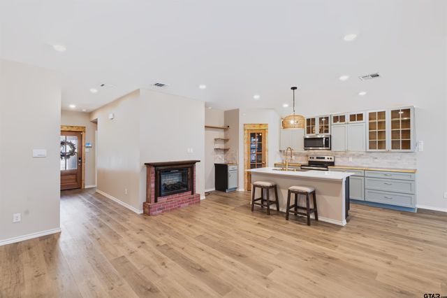 1206 Hidden Valley, Chandler, TX 75758