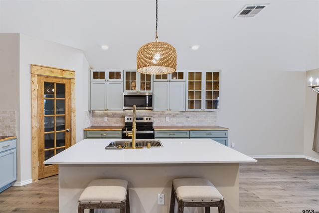 1206 Hidden Valley, Chandler, TX 75758