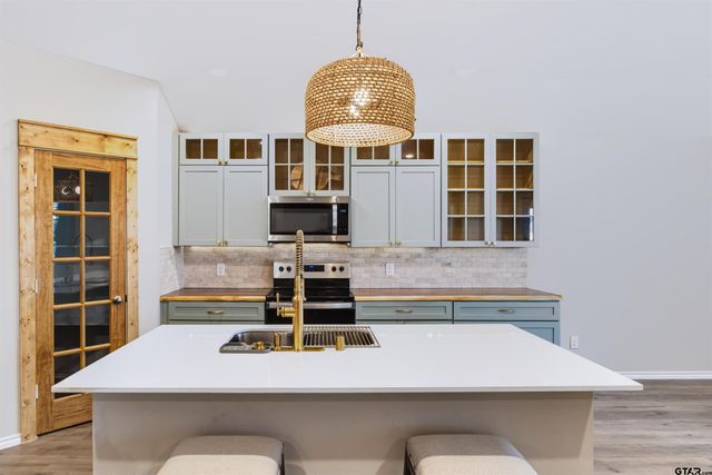 1206 Hidden Valley, Chandler, TX 75758