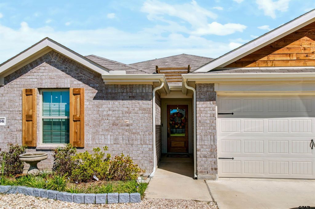 1206 Hidden Valley, Chandler, TX 75758