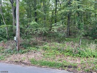 272 Lakeview Dr, Hampton Twp., NJ 07860