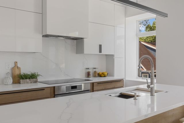 24 Auburn PH, Brookline, MA 02446