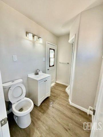 13 La Mesa Drive, Bakersfield, CA 93305