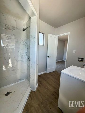 13 La Mesa Drive, Bakersfield, CA 93305