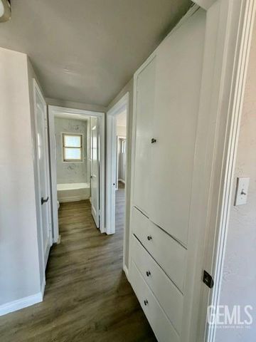 13 La Mesa Drive, Bakersfield, CA 93305