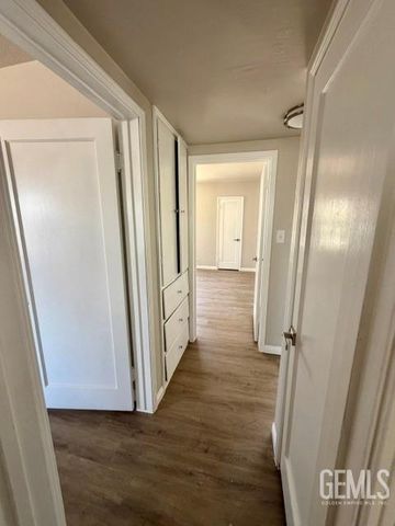 13 La Mesa Drive, Bakersfield, CA 93305
