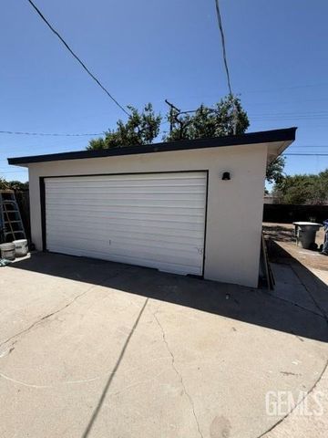 13 La Mesa Drive, Bakersfield, CA 93305