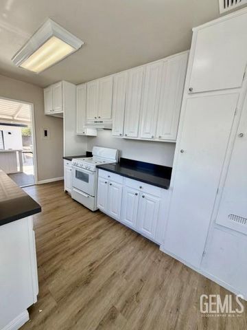 13 La Mesa Drive, Bakersfield, CA 93305