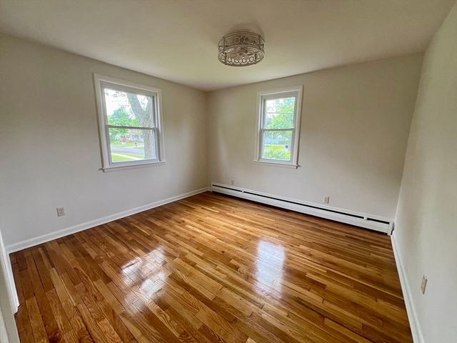 306 Greenaway Dr, Springfield, MA 01109