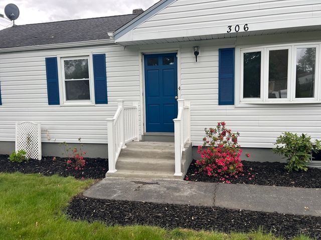 306 Greenaway Dr, Springfield, MA 01109