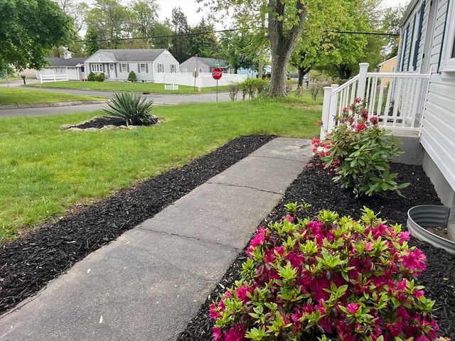 306 Greenaway Dr, Springfield, MA 01109