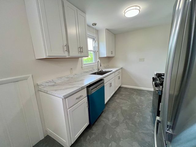 306 Greenaway Dr, Springfield, MA 01109