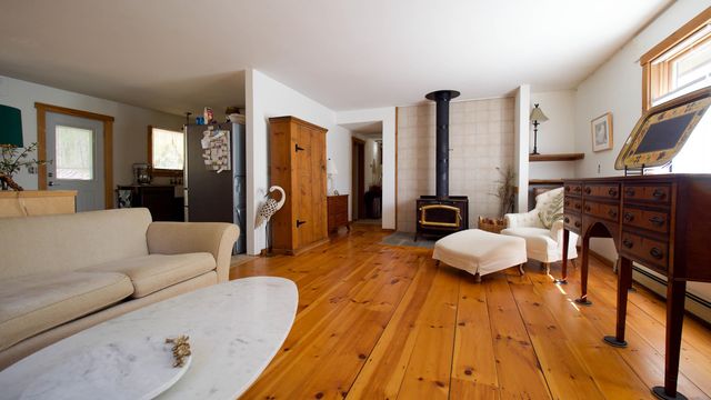 60 Fletcher Lane, Hartford, VT 05059