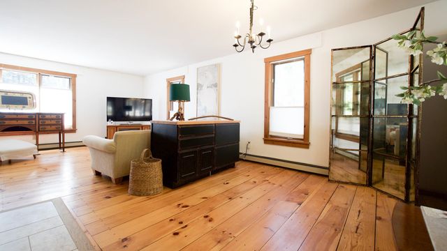 60 Fletcher Lane, Hartford, VT 05059