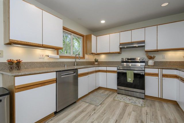 W235N7102 Prairie LANE, Sussex, WI 53089