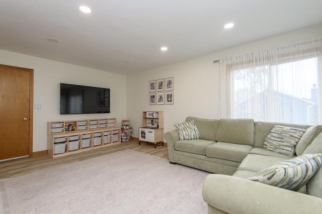 W235N7102 Prairie LANE, Sussex, WI 53089