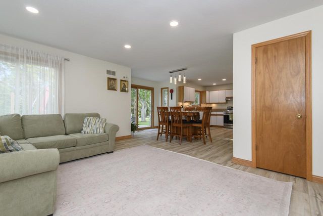W235N7102 Prairie LANE, Sussex, WI 53089