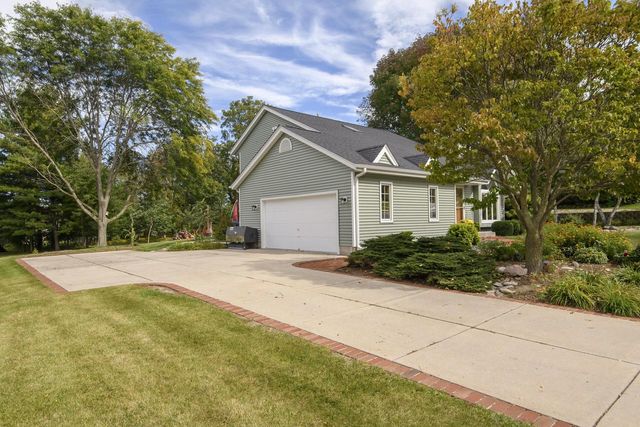 W235N7102 Prairie LANE, Sussex, WI 53089