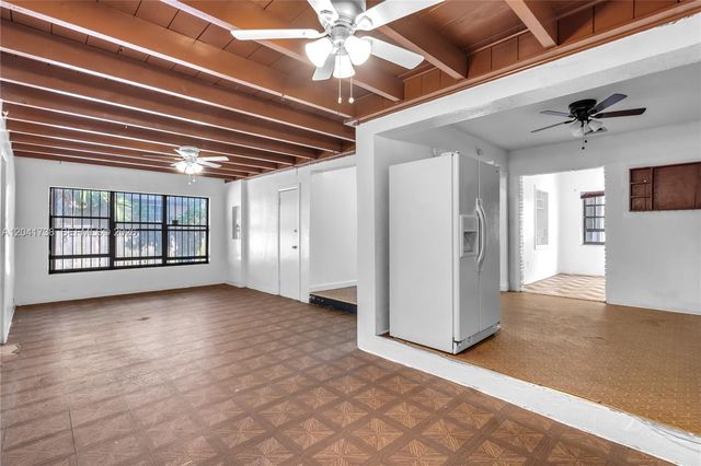 576 NW 147th St, Miami, FL 33168