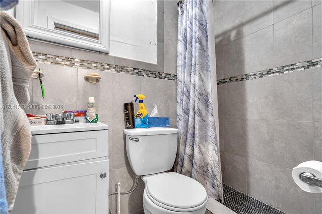 576 NW 147th St, Miami, FL 33168