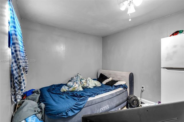 576 NW 147th St, Miami, FL 33168