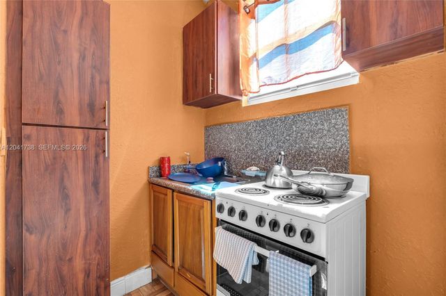 576 NW 147th St, Miami, FL 33168