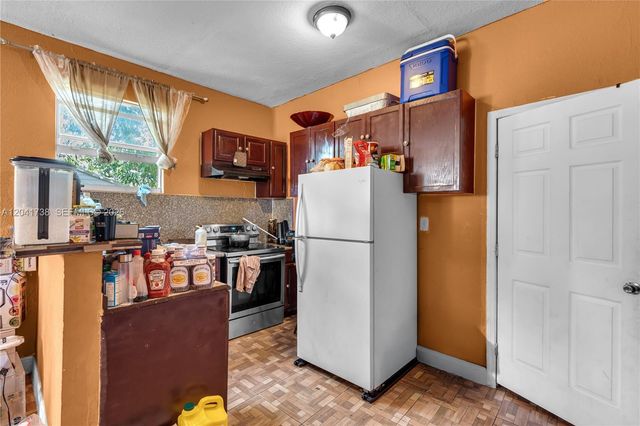 576 NW 147th St, Miami, FL 33168