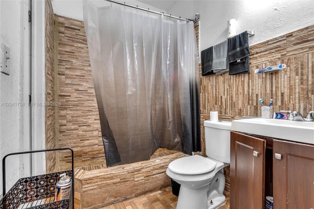 576 NW 147th St, Miami, FL 33168