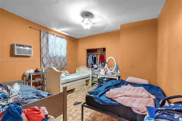 576 NW 147th St, Miami, FL 33168
