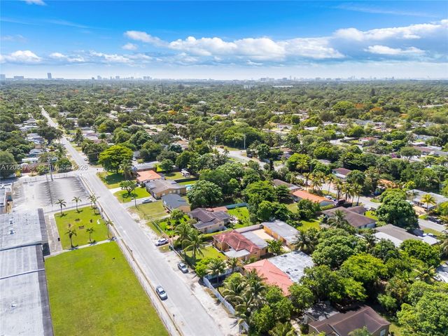 576 NW 147th St, Miami, FL 33168