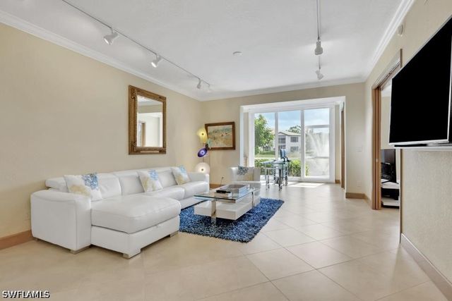 832 Tanbark DR 105, Naples, FL 34108