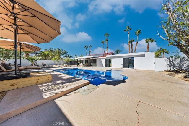 1033 E Via Escuela, Palm Springs, CA 92262