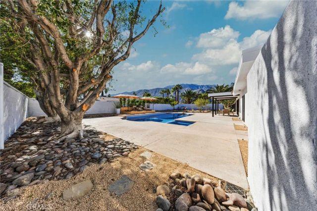 1033 E Via Escuela, Palm Springs, CA 92262