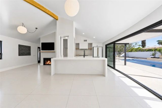 1033 E Via Escuela, Palm Springs, CA 92262