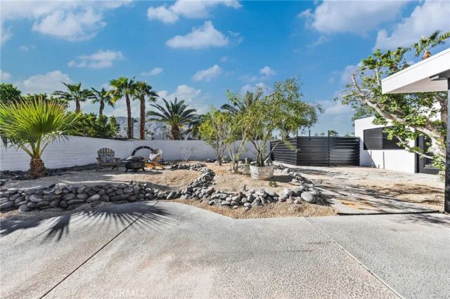 1033 E Via Escuela, Palm Springs, CA 92262