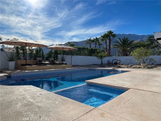 1033 E Via Escuela, Palm Springs, CA 92262