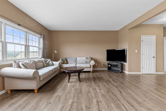 306 Woodcrest Dr, North Fayette, PA 15108