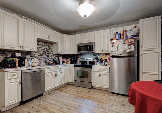 51 View St, Holyoke, MA 01040
