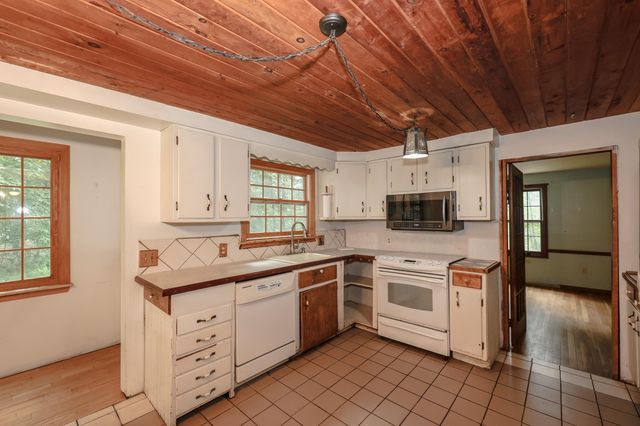 16 Meserve Road, Durham, NH 03824
