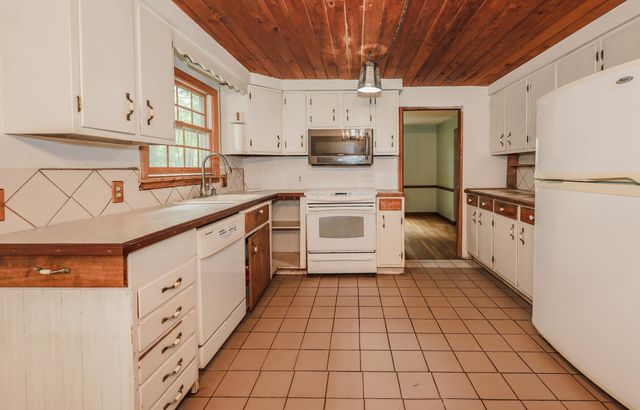 16 Meserve Road, Durham, NH 03824