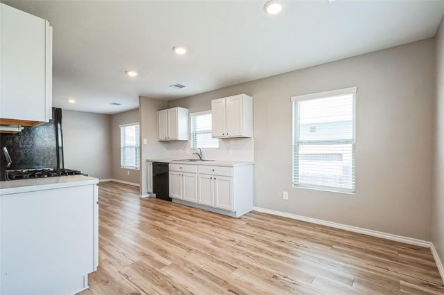 827 Deerhurst Lane, Magnolia, TX 77354